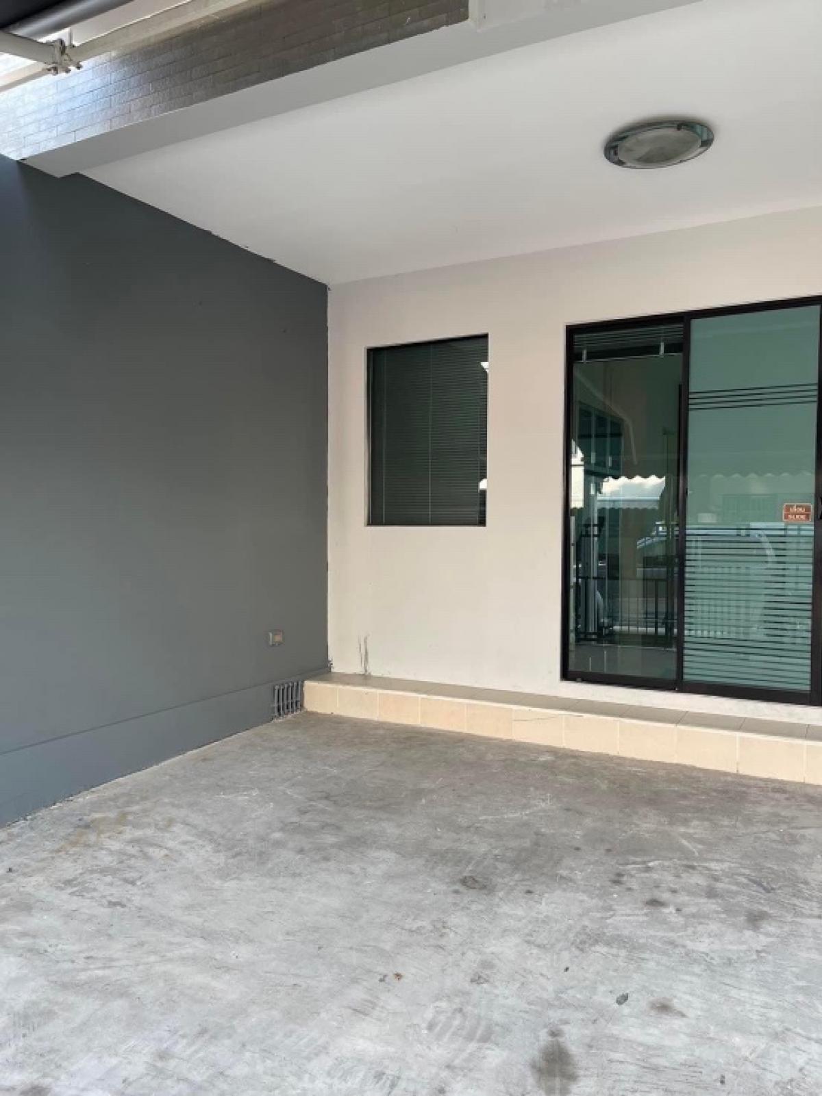 For RentHome OfficeRama9, Petchburi, RCA : Townhome for rent in the middle of the city, Rama 9, Ramkhamhaeng.3 rooms, 3 rooms - TownhouseVery good price!! Rent only 38,000 baht/monthThere is complete office furniture!!! Rental service available!!