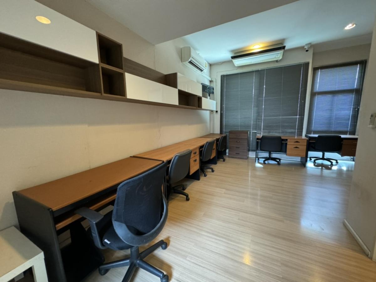 For RentHome OfficeRama9, Petchburi, RCA : Townhome for rent in the middle of the city, Rama 9, Ramkhamhaeng.3 rooms, 3 rooms - TownhouseVery good price!! Rent only 38,000 baht/monthThere is complete office furniture!!! Rental service available!!