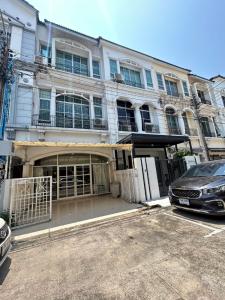 For SaleTownhouseLadprao, Central Ladprao : Urgent sale Baan Klang Muang Ratchada-Lat Phrao. Some air conditioning furniture There are 3 bedrooms, 3 bathrooms, 1 office room. Selling price 10,000,000 baht, transfer 50/50