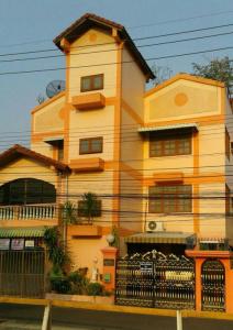 For SaleBusinesses for saleNawamin, Ramindra : Selling at appraised price, 3 and a half story dormitory, Soi Permsin 20, Sai Mai, good location, convenient travel.