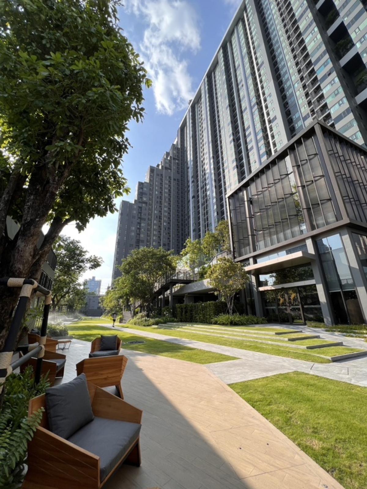 For SaleCondoThaphra, Talat Phlu, Wutthakat : 🌞🌞Urgent sale, owner must move abroad. Intend to buy and rent out But I havent released it yet. Condo Life Sathorn Sierra (Life Sathorn Sierra), title deed ready to transfer, pool view, high floor 📌📌📌 Appointment to view 065-451-9256 Ning, professional br