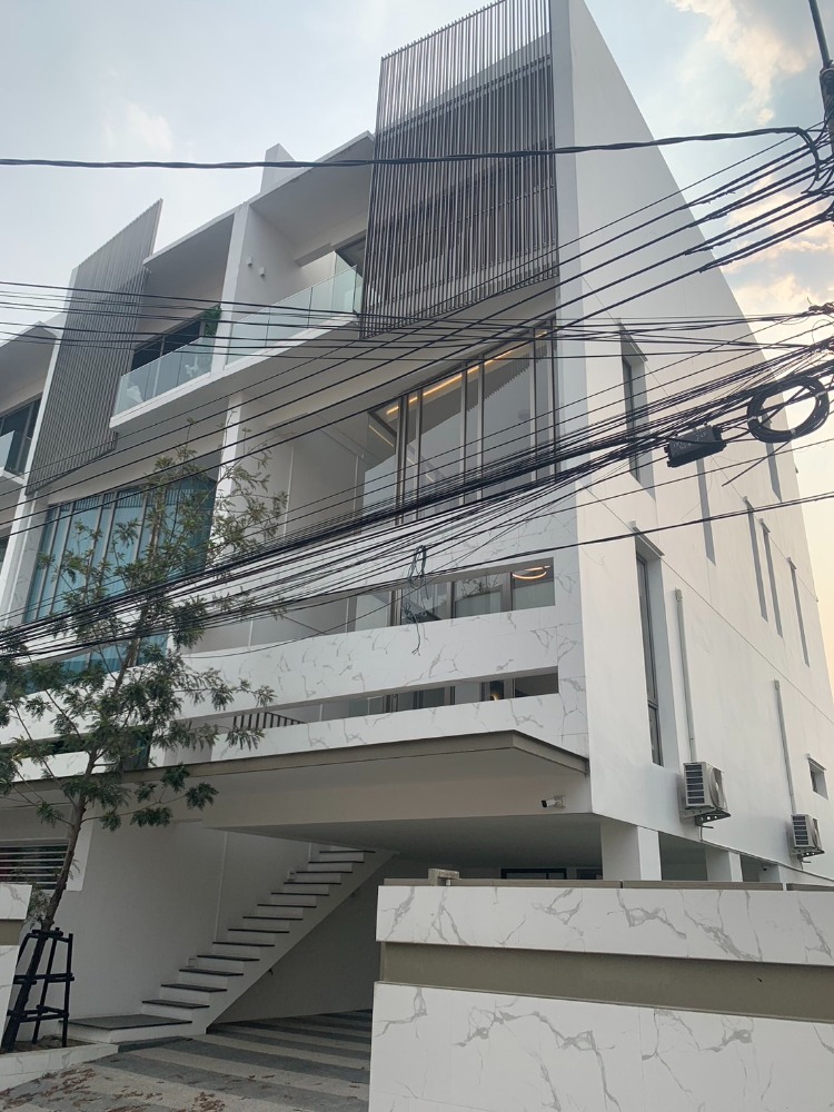 For RentTownhouseLadprao, Central Ladprao : Townhouse, 400sqm, Private Elevator, Lad Phrao Soi 35