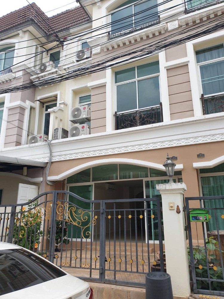 For RentTownhouseLadprao, Central Ladprao : 3-story townhome for rent, Saranphruek Ladprao 130 project. 5 air conditioners, no furniture, 3 bedrooms, 3 bathrooms, rental price 18,000 baht per month.