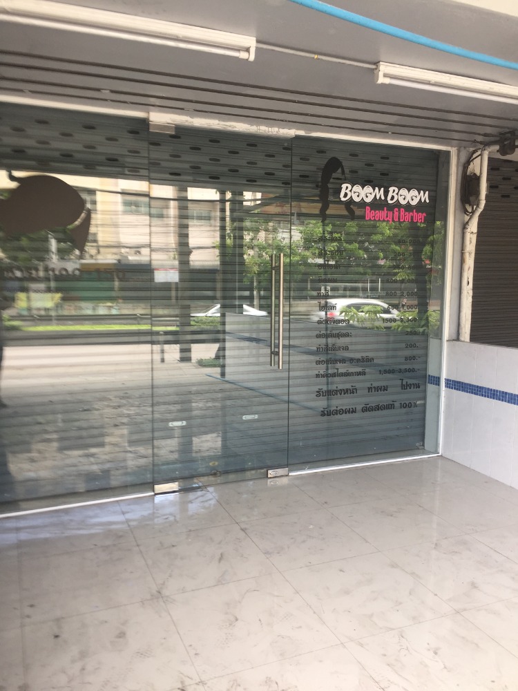 For SaleShophouseKaset Nawamin,Ladplakao : Commercial building for sale/rent, next to the main road. Nawamin Road 30, very good location, beautifully decorated, ready to move in, selling for 5,300,000 baht, rent 15,000 baht, if interested, call 095-365-0263.