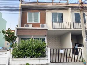 For RentTownhouseChaengwatana, Muangthong : 📣 Townhouse available and ready for rent. Areeya Village, Tiwanon Road, Pak Kret District, Nonthaburi Province, 3 bedrooms, 2 bathrooms, with air conditioning, 2 bedrooms, 8,500/month, parking for 2-3 cars ✨ Common fees included. ⭐️Good location, there is