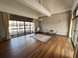 For SaleTownhousePattanakan, Srinakarin : 🏢 Townhome at Pattanakarn Soi 52 🛏️ Beautiful room ✨ Many rooms 🌐 Good location, high floor 🌤️ Beautiful view 🛋️ Fully furnished 📺 Complete electrical appliances (special price)
