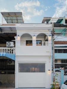 For RentTownhouseSathorn, Narathiwat : 🏠 Canvas House (Charoenkrung 107) ✨Beautiful house 🛋️ Fully decorated 🌐Good location (special price)