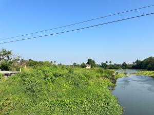 For SaleLandMahachai Samut Sakhon : Land for sale with buildings on over 5 rai of land next to Damnoen Saduak Canal, Samut Sakhon.