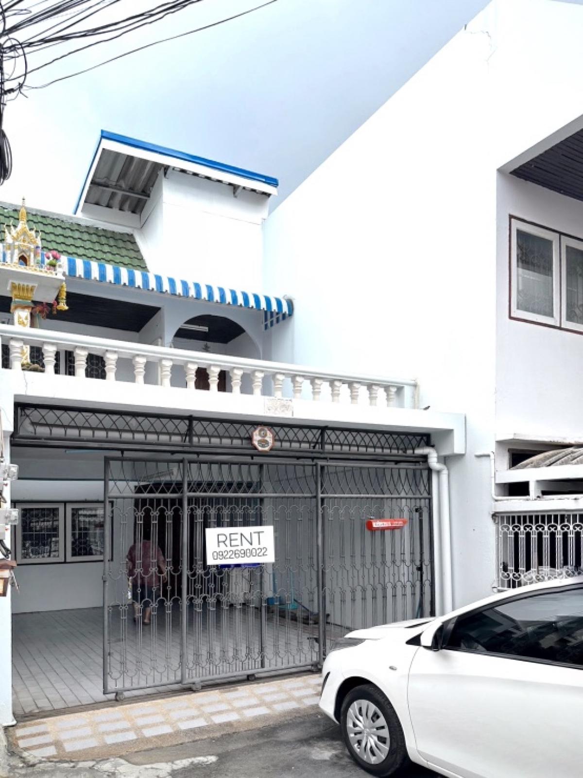 For RentTownhouseLadprao, Central Ladprao : **Rent** Townhouse at the beginning of Lat Phrao. 26 sq m / 2 bedrooms / 2 bathrooms / 3 air conditioners / furniture + some electrical appliances (as in the picture) / 3 parking spaces (2 cars inside the house)