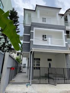 For RentTownhouseYothinpattana,CDC : Home office for rent, 3 floors, corner unit, Sriwara Soi 3, Town in Town area. Near Ekkamai-Ramindra Expressway.