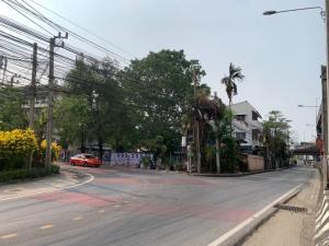 For SaleLandOnnut, Udomsuk : Beautiful block of land for sale at Sukhumvit 66/1, near to the major road on the corner. Adjacent to the road on three sides, with a large property frontage. Can complete 5-6 townhouse complexes.