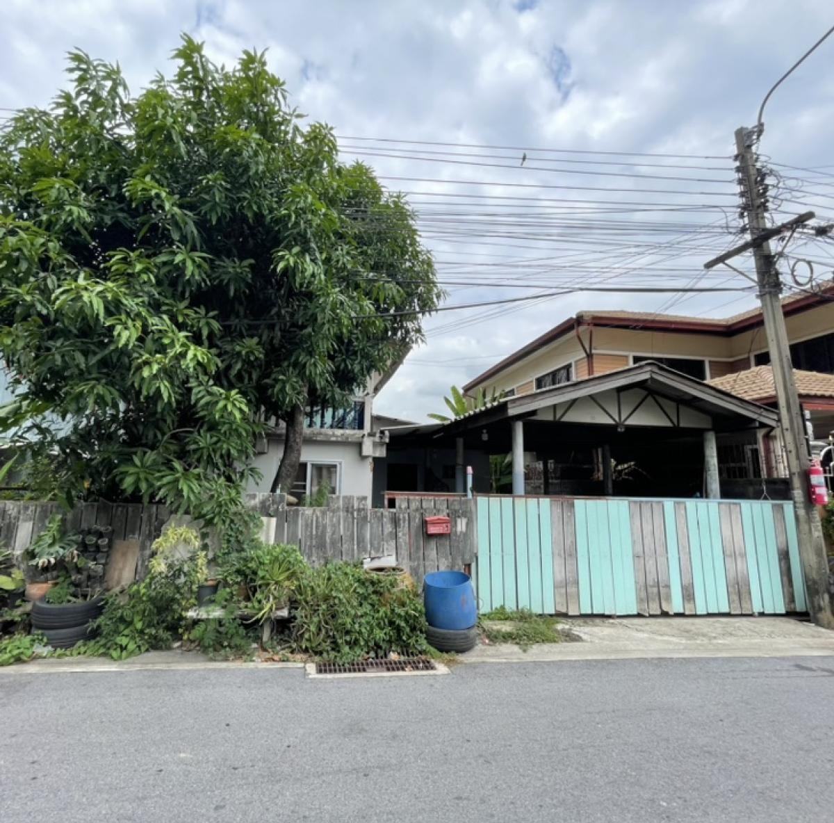 For SaleHouseNawamin, Ramindra : detached house for sale , very good location, convenient travel, can enter and exit in many routes. Buy to renovate yourself. Or it's worth for selling.
