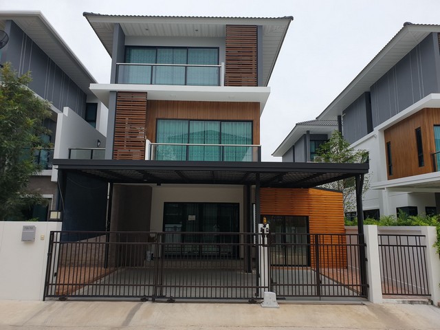 For RentHouseLadprao101, Happy Land, The Mall Bang Kapi : For rent Supalai Essence Lat Phrao 107 SUPALAI ESSENCE 2 floors, 4 bedrooms, near The Mall Bangkapi.