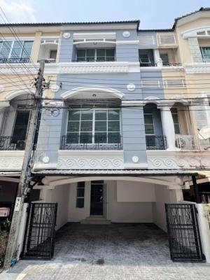 For RentTownhouseYothinpattana,CDC : 25,000.- 3-story townhome for rent, Baan Klang Muang, Lat Phrao - Yothin Phatthana, Soi next to Central Eastville. Can enter and exit Nakniwat Chokchai 4, near Ramindra Expressway.