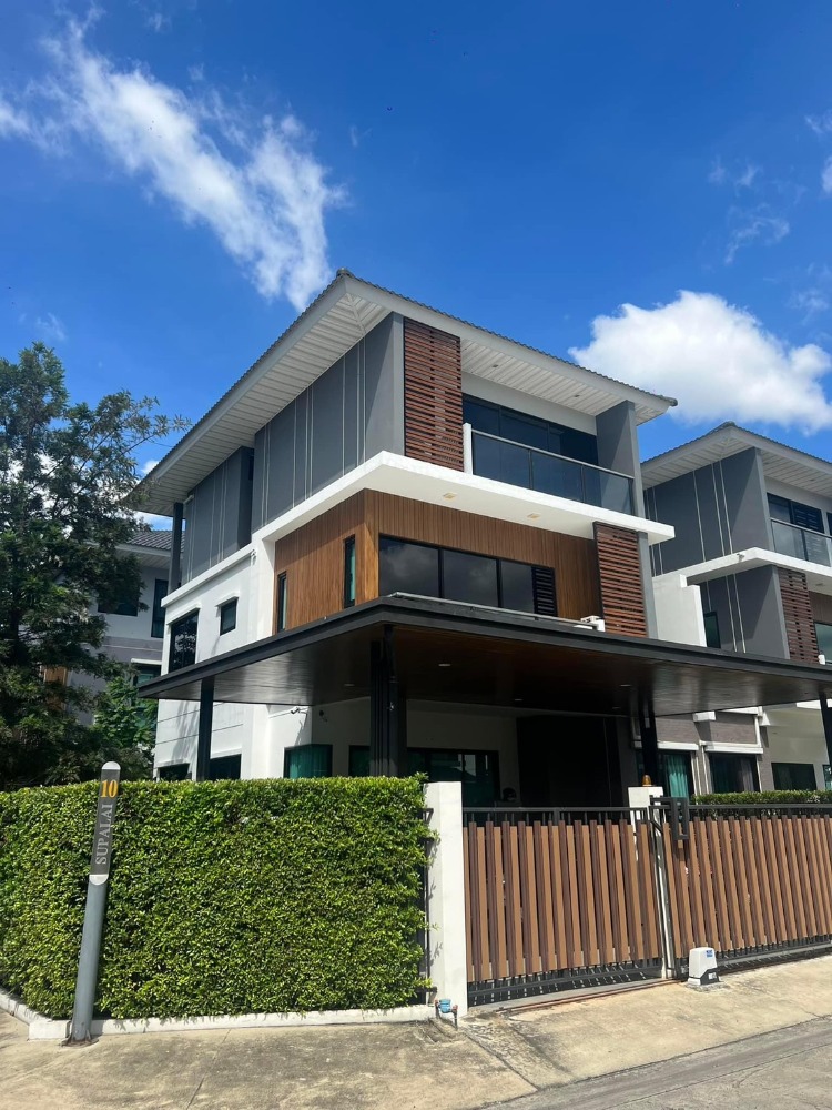 For SaleHouseLadprao101, Happy Land, The Mall Bang Kapi : 3-storey semi-detached house for sale, Supalai Essence Lat Phrao, beautifully decorated and filled with furniture. Complete electrical appliances The project is located in Soi Lat Phrao 107.