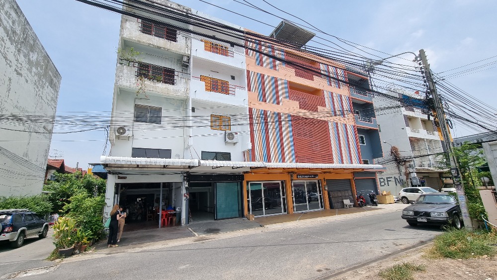 For SaleShophouseVipawadee, Don Mueang, Lak Si : Commercial building for sale, 4.5 floors, opposite Don Mueang, very good location, suitable for residential, commercial, office use.