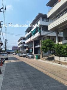 For RentShophouseOnnut, Udomsuk : HR1582 Commercial building for rent, 4 floors, On Nut area, near Iamsombat Market. Convenient travel, suitable for office use.