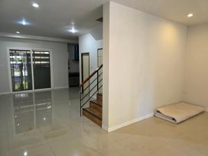 For SaleHouseLadkrabang, Suwannaphum Airport : Urgent sale! 3-story townhouse, plot in front of the project.