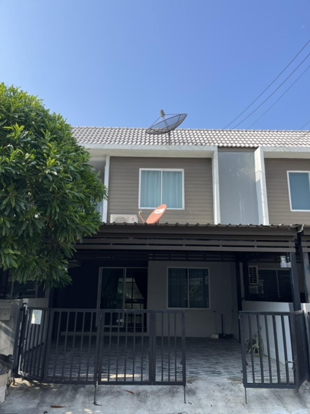 For SaleTownhouseSamut Prakan,Samrong : The owner of the house is selling it himself. Ready to move in, house condition is good.