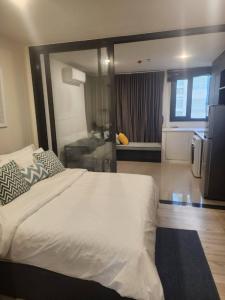 For SaleCondoRatchadapisek, Huaikwang, Suttisan : Condo for sale XT Huaikhwang, 1 bedroom, city view, near MRT Huai Khwang, with furniture + appliances.