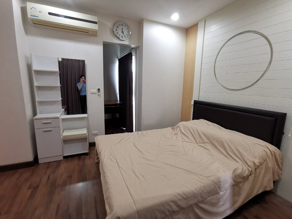 For RentCondoWongwianyai, Charoennakor : For rent, very cheap, Q House Sathorn Condo, next to BTS Krung Thonburi, fully furnished + 2 bedrooms, only 18,000 baht.