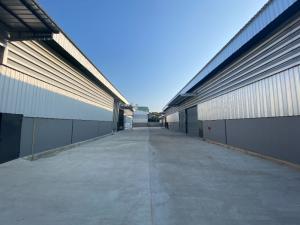 For RentWarehouseEakachai, Bang Bon : Warehouse for rent with office, Ekkachai Road, Bang Bon, size 300 square meters, newly built, 3 phase electricity, project road width 12 meters, 40 foot container and 3 axle trailer, convenient entry and exit, near the expressway, near the main road, near