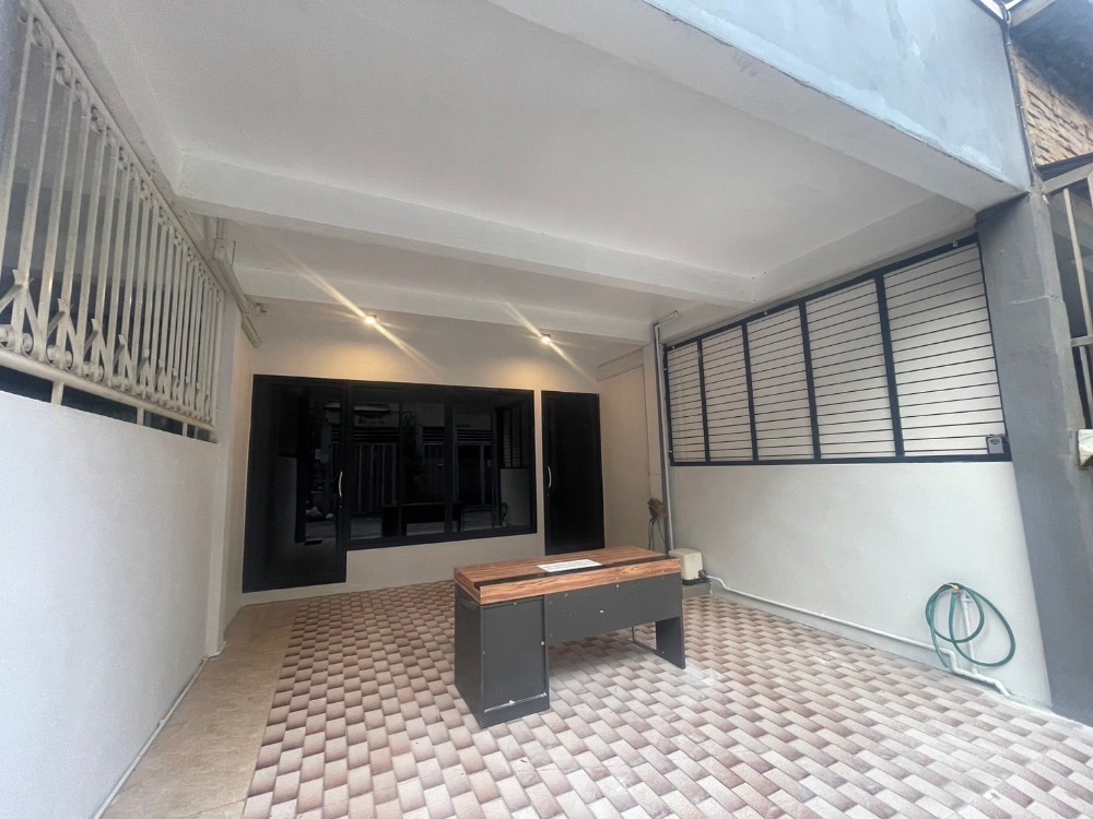 For RentHome OfficeSathorn, Narathiwat : This property is a 234 SqM office with 3 bedrooms and 3 bathrooms.