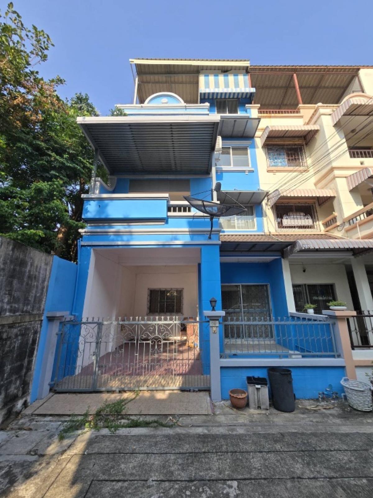 For SaleTownhouseYothinpattana,CDC : House for sale near BTS Lat Phrao 71, corner house, Baan Piamsuk, Lat Phrao 63.