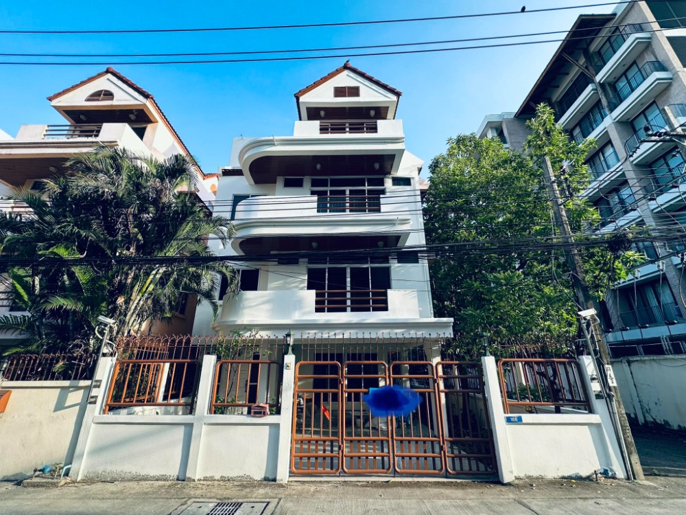 For RentHouseSukhumvit, Asoke, Thonglor : 4-story house, newly renovated, good location, for rent, Sukhumvit-Phrom Phong area. Near EmQuartier, only 1.2 km.