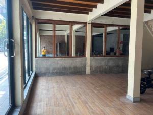 For RentShophouseSathorn, Narathiwat : Commercial building, 4 floors, 2 units, good location, needs to be redecorated, for rent in Charoen Krung-Bang Rak area, near BTS Saphan Taksin, only 950 meters.