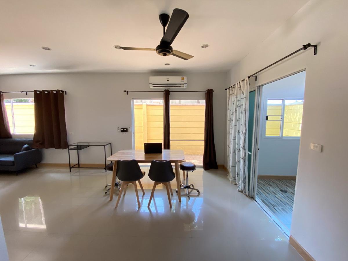 For SaleTownhousePattanakan, Srinakarin : sale 6.69 M
 3 bedroom  3 bath
 1 loving room 
1 dining room 
3 floor 2 car park 
corner house 
 pattanakarn 32
swimming pool, gim garden

Call / line /WhatsApp 0938563451 🙏 😊