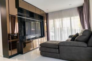 For RentHousePattanakan, Srinakarin : PSP01  Passorn Prestige Luxe Phatthanakan, size 67.4 sq m, usable area 269 sq m. 3 bedrooms, 3 bathrooms. 90,000 baht. 080-391-3216