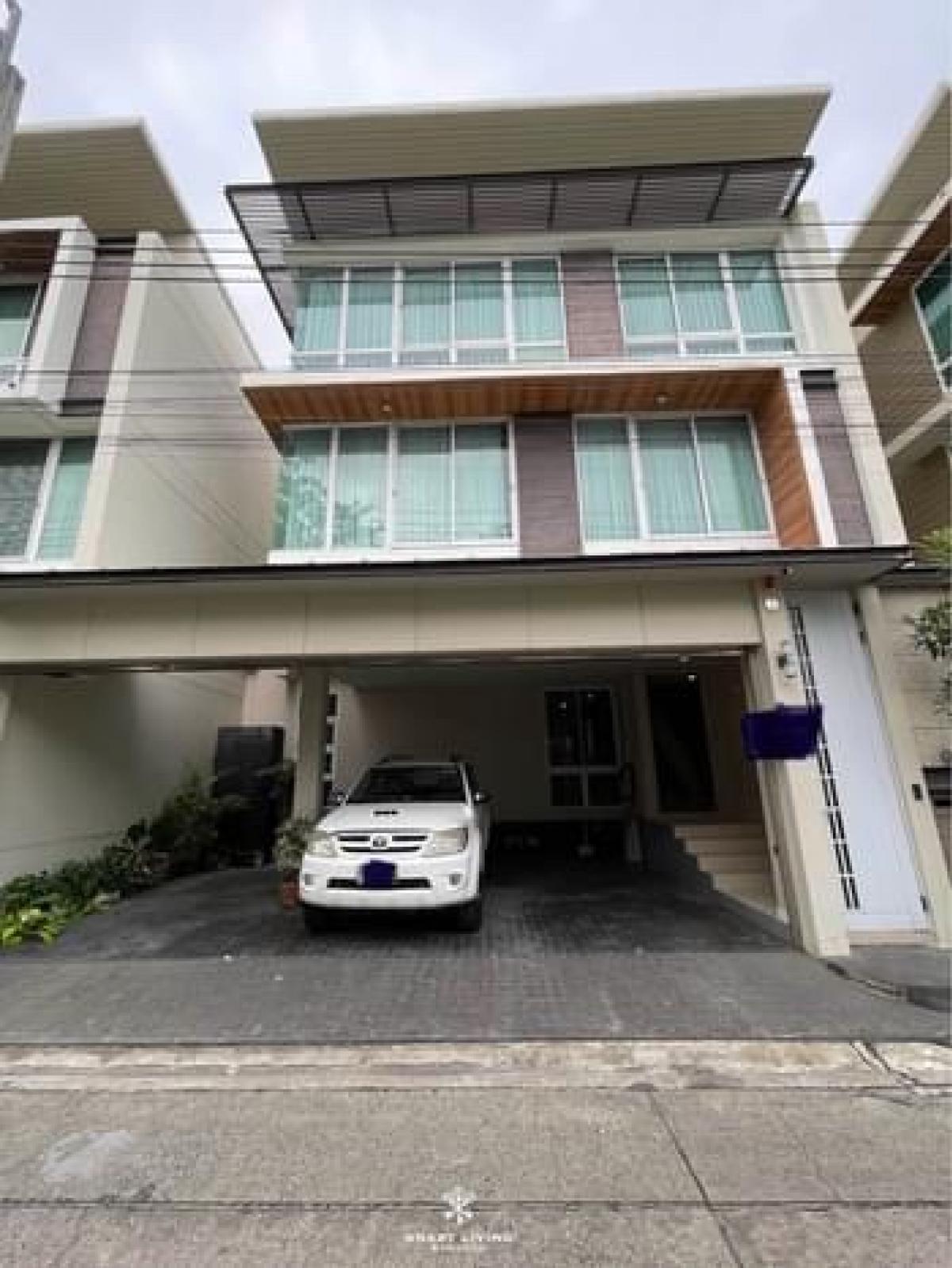 ขายทาวน์เฮ้าส์/ทาวน์โฮมรัชดา ห้วยขวาง : 📢👇 Townhome with private pool, beautifully designed and decorated, guaranteed by the Think of Living Best Housing Award. It is suitable for living with convenient access to multiple routes, including Vibhavadi and Phaholyothin road. Additionally, it'