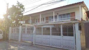 For RentHouseSapankwai,Jatujak : Single house for rent, Phahonyothin 18 3 air conditioners, no furniture, 3 bedrooms, 3 bathrooms, rental price 32,000 baht per month, near BTS/MRT Chatchak Park.