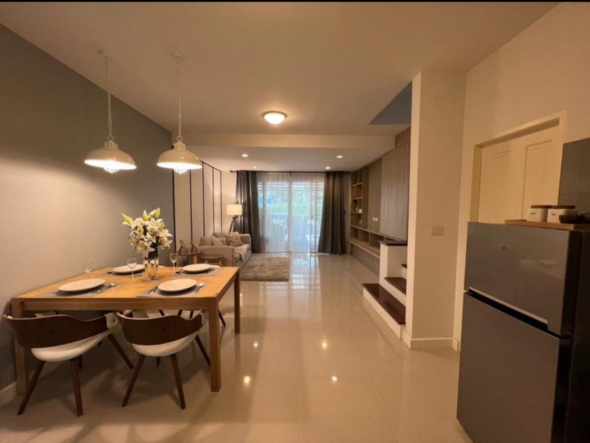 For RentTownhousePattanakan, Srinakarin : SANSIRI Town Avenue Srinakarin (Onnut 68)
✅3 bedrooms, 3.5 bathrooms. 2 living rooms. 
✅3 parking spots (2 indoor, 1 in front of the house).
✅Fully furnished