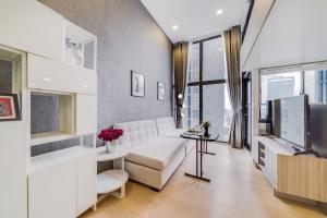 For RentCondoRama9, Petchburi, RCA : Cheap rent, chic condo, Chewathai Residence Asoke, 22,000 baht/month, 35.56 sq m. 📞Call 095 694 4642 Line : @wproper, beautiful room, goes very quickly. With furniture