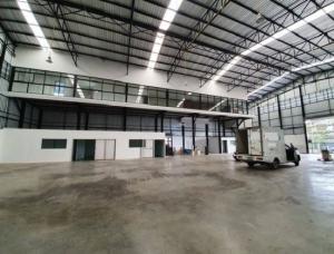 For RentWarehouseNawamin, Ramindra : For Rent: Warehouse with office for rent, 1,300 sq m., Ramintra Road, 80 meters into the alley, very good location, near Ramintra-At Narong Expressway. Near Kanchanaphisek Kam Inthra Ring Road Ten-wheel trucks, trailers can enter and exit.