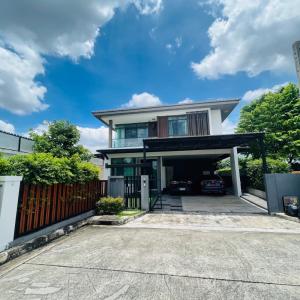 For RentHouseNawamin, Ramindra : 2-storey detached house for rent, large house, houses next to each other, front and back, Manthana Village, Ramintra - Wongwaen, fully furnished. Pets allowed, close to expressway and BTS, near Fashion Island mall.