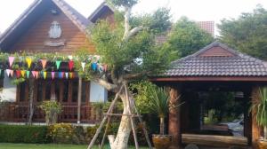 For SaleHouseChiang Mai : Vacation home for sale in Chiang Mai Province, good atmosphere, next to the water, teak wood throughout.
