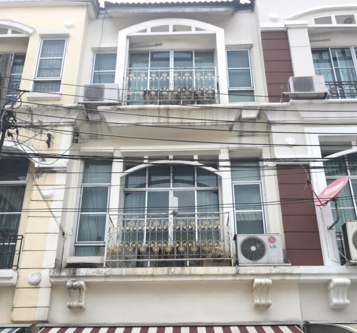 For RentTownhouseLadprao, Central Ladprao : Townhome for rent, 450 meters from MRT Ladprao
