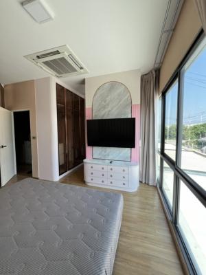 For SaleTownhouseNonthaburi, Bang Yai, Bangbuathong : Corner townhome with full furniture. and electrical appliances, has an office and a jacuzzi.