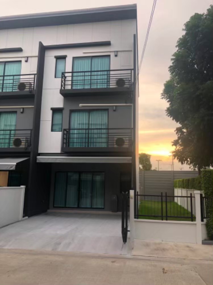 For RentTownhouseNonthaburi, Bang Yai, Bangbuathong : Corner townhome with garden and beautiful view. The project near main road with pet friendly and can register company