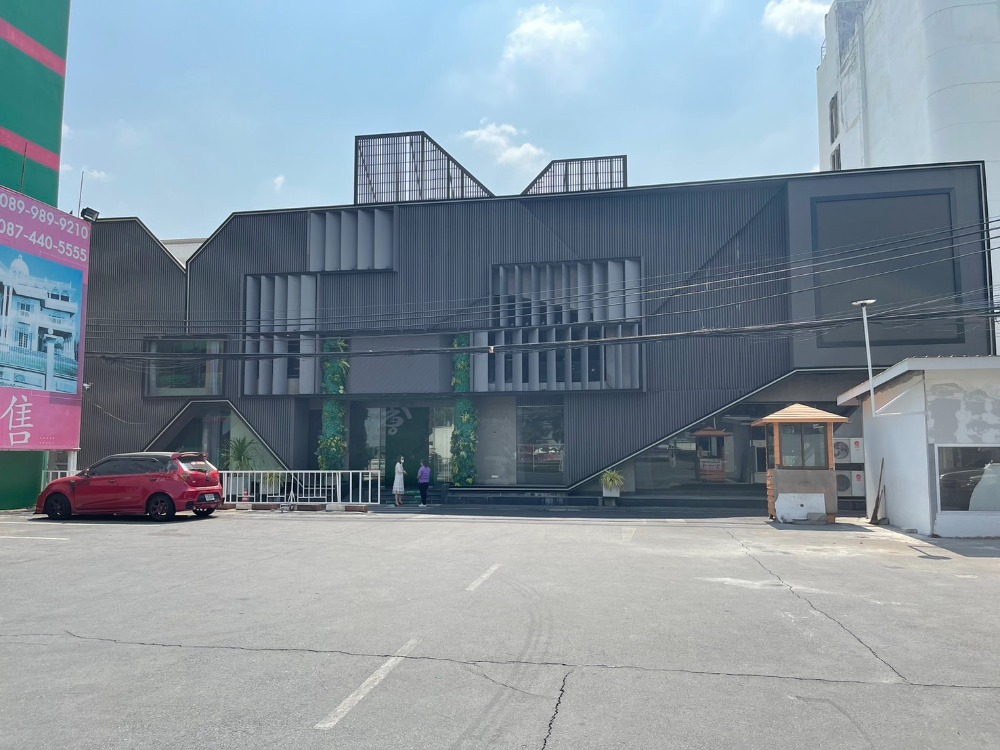 For RentShophouseRatchadapisek, Huaikwang, Suttisan : For rent: 2-story building and parking lot, empty building, area approximately 1 rai, along Ratchada Road, not accepting food businesses. and business night