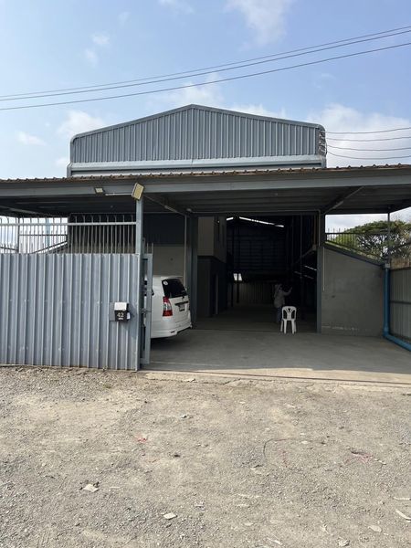 For RentWarehouseLadkrabang, Suwannaphum Airport : Warehouse for rent with office, convenient entrance and exit, 4 lane wide road at the entrance, good location, suitable for online stores. Live studio, import-export business required, etc.