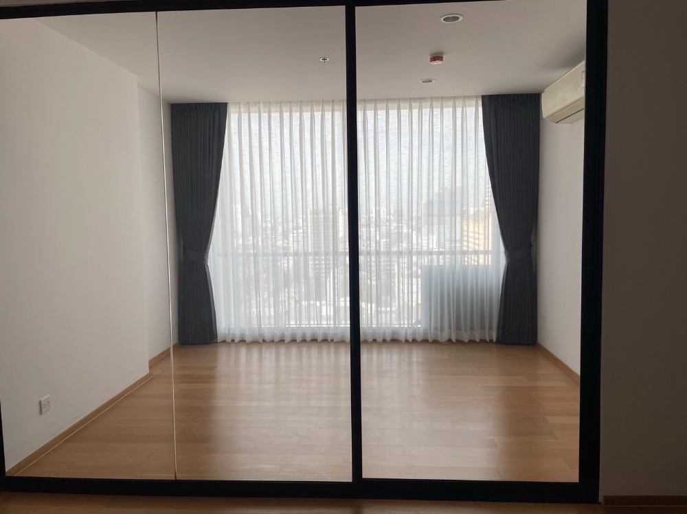 For SaleCondoSathorn, Narathiwat : Condo for sale: noble revo silom, next to BTS Surasak, new room, not yet decorated and never occupied. For sale.