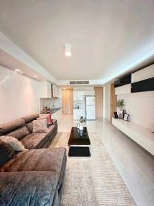 For SaleCondoSukhumvit, Asoke, Thonglor : Condo for sale in the heart of the city, luxuriously decorated, 2 bedrooms, fully furnished, ready to move in.