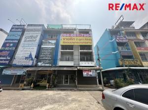 For SaleShophouseNakhon Pathom : Urgent sale! 4-story shophouse with 2 rooftops in front of Green Park Home Village, Phutthamonthon Sai 4, cheapest price. On the most excellent location
