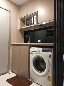 For RentCondoMin Buri, Romklao : Cant be late 🔥🔥🔥 For rent The Origin Ram 209 Interchange, beautiful room exactly as shown in the picture. Fully furnished + has a washing machine‼️Ready to move in (Responds to chat very quickly)