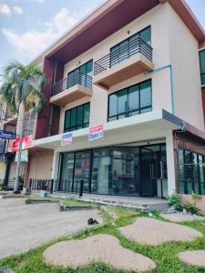 For SaleShophouseSriracha Laem Chabang Ban Bueng : Commercial building for sale, 2 units, corner location, next to Nong Yai Bu-Sriracha Road.