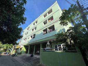 For SaleBusinesses for saleRatchadapisek, Huaikwang, Suttisan : Huai Khwang dormitory for sale, near Huai Khwang MRT, 98% occupancy, monthly income 400,000 baht, total 111 rooms.